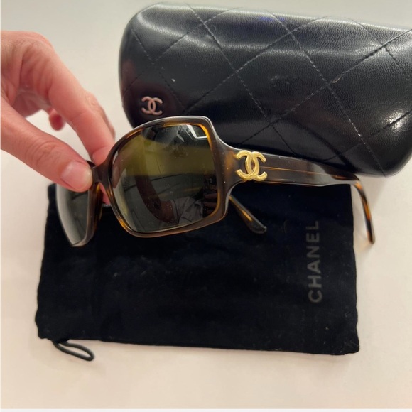 CHANEL Tortoise Shell Sunglasses with Black Case - Picture 1 of 5